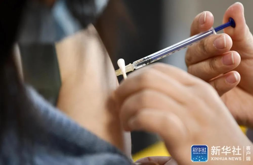 1月5日,在天津市薊州區興華大街社區衛生服務中心,醫務人員給疫苗接種者注射。新華社記者 李然 攝