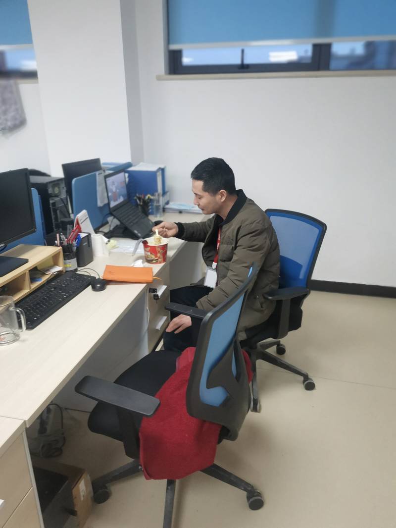 1649987279452755Lq4y.jpg 開發部張林海,在疫情爆發的時候毅然決然從新昌來到了上海,真正的逆行者,和上海的開發部同事一起共克時艱(1).jpg